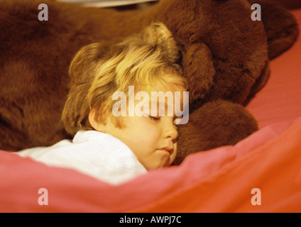 Mädchen schläft, Kopf auf Teddybär Stockfoto