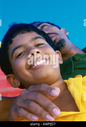 Mann mit Hand um die Schulter des jungen, niedrigen Winkel Ansicht, Nahaufnahme Stockfoto