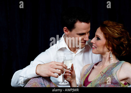 Paar Abendkleidung, streicheln einander Stockfoto