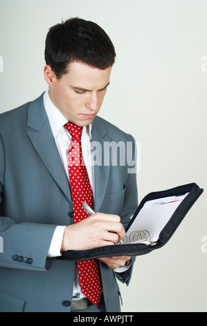 Junger Geschäftsmann Notizen machen, in seinem Buch Agenda notieren Stockfoto