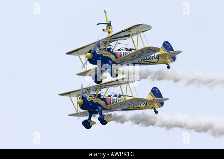 Ein paar von Boeing Stearman PT17 Doppeldecker in Formation mit Flügel Wanderer anzeigen Stockfoto