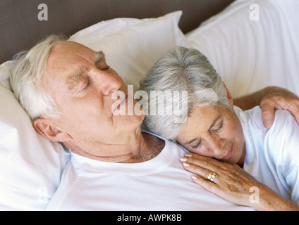 Älteres Paar, schlafen im Bett, Nahaufnahme Stockfoto