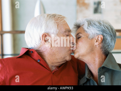 Älteres Paar küssen, seitliche Ansicht Stockfoto