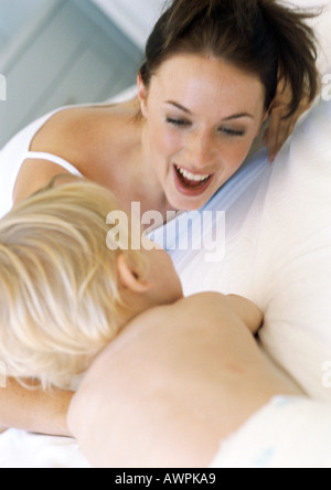 Mutter und Baby spielen auf Bett, Nahaufnahme Stockfoto