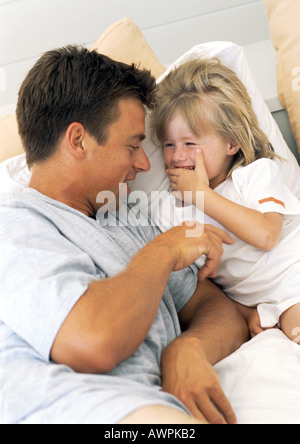 Vater und Tochter am Bett, spielt Stockfoto