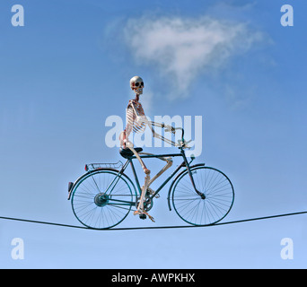 Menschliches Skelett, Radfahren auf einem Drahtseil Stockfoto