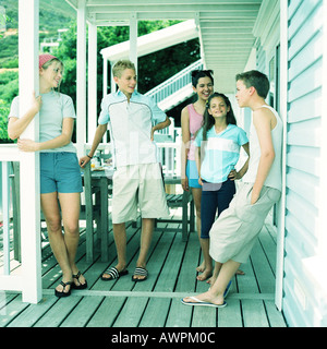 Junge Menschen stehen auf Veranda Stockfoto