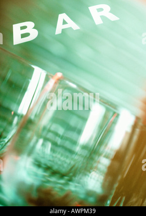 Gläser und "Bar" Text, close-up, unscharf Stockfoto