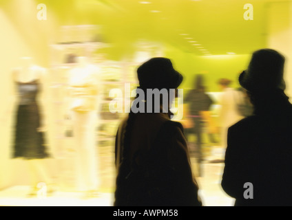 Silhouetten vor Kleidung Schaufenster, unscharf Stockfoto