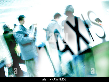 Taxischild, Menschen stehen, überlagert Bilder Stockfoto