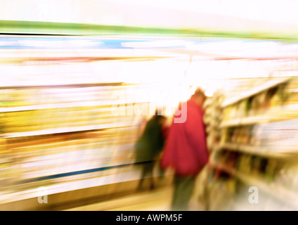 Menschen auf der Suche im Supermarkt, unscharf Stockfoto