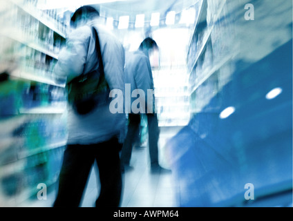 Personen an Regale im Supermarkt, unscharf Stockfoto