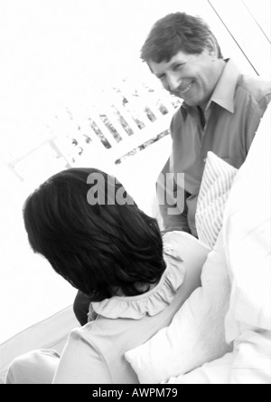 Älteres Paar auf Sofa sitzen, b&w Stockfoto