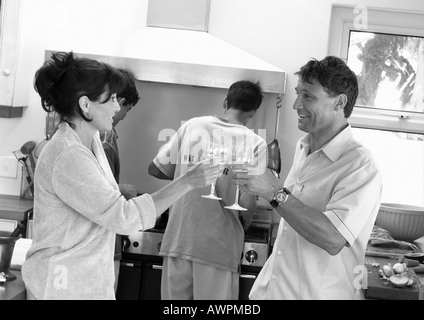 Paar klirrende Gläser in Küche, Teeange jungen Koch, b&w Stockfoto