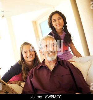 Ältere Mann und Mädchen lächelnd Stockfoto