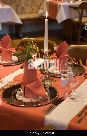 Elegant gedeckter Tisch im Gourmet-restaurant Stockfoto