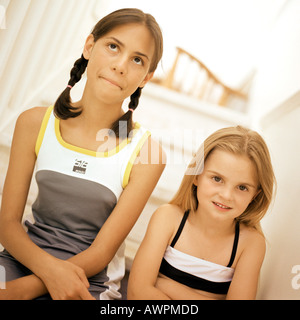 Zwei Mädchen sitzen auf Treppen, Porträt Stockfoto