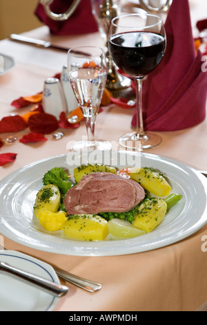 Gourmet-Teller, Zunge auf Gemüse Stockfoto