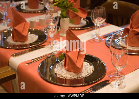 Elegant gedeckter Tisch im Gourmet-restaurant Stockfoto