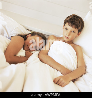 Kinder im Bett Stockfoto