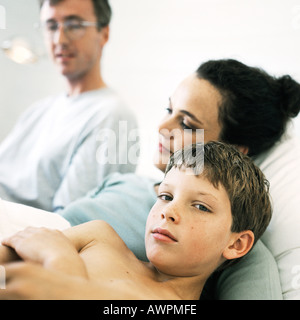 Kind im Bett mit Eltern, Porträt Stockfoto