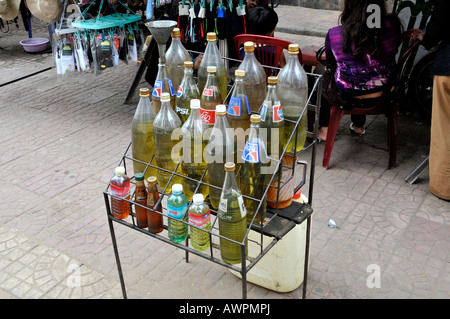 Benzin verkauft in Getränkeflaschen, Markt, Phnom Penh, Kambodscha, Südost-Asien Stockfoto