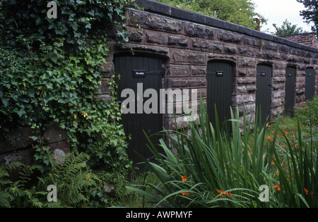 Hotel Eingang zum Tunnel eingebaut Erdwall (für die Lagerung?), Aug. Lehrling Haus, Styal, Cheshire, UK. Stockfoto