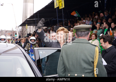 Der Präsident von Irland, Mary McAleese Schritte aus ihrer Limousine um die St. Patricks Day Parade in Dublin, Irland Stockfoto