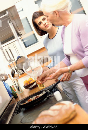 Zwei Frauen kochen Stockfoto