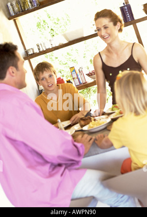 Eltern und Kinder essen Stockfoto