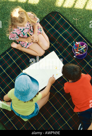 Drei Kinder kniend auf Decke, erhöhten Außenansicht Stockfoto