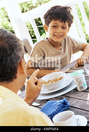 Vater und Sohn am Tisch, Nahaufnahme Stockfoto