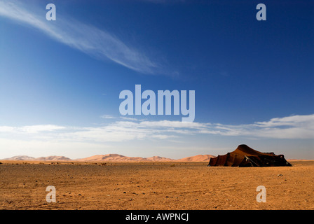 Berber Zelt aufgestellt vor Sanddünen, Erg Chebbi, Merzouga, Marokko, Nordafrika Stockfoto