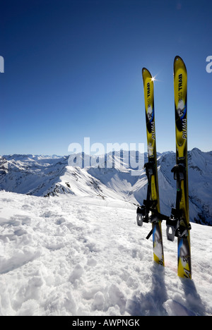 Zwei Bretter (hinterleuchtet) stützte im Schnee und einen Blick auf die Allgäuer Alpen, Baad, Kleinwalsertal, Vorarlberg, Austria, Europe Stockfoto