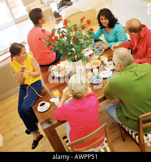 Großeltern, Eltern und Kinder am Tisch, erhöhte Ansicht Stockfoto