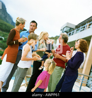 Menschen Sie stehen und halten Gläser, draußen Stockfoto