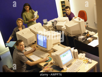 Vier Menschen im Büro, erhöhte Ansicht, Porträt Stockfoto