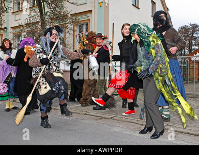 Traditionelle sorbische Riten durchgeführt während Karneval (Fasching) in Lübbenau, Spreewald, Brandenburg, Deutschland, Eu Stockfoto