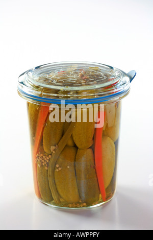 Glas mit Gurken in ein Einmachglas, saure Gurken, Karotten und Bohnen Stockfoto