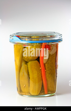 Glas mit Gurken in ein Einmachglas, saure Gurken, Karotten und Bohnen Stockfoto