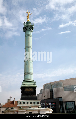 Juli-Spalte (Colonne de Juillet) und Oper am Place De La Bastille in Paris, Frankreich, Europa Stockfoto