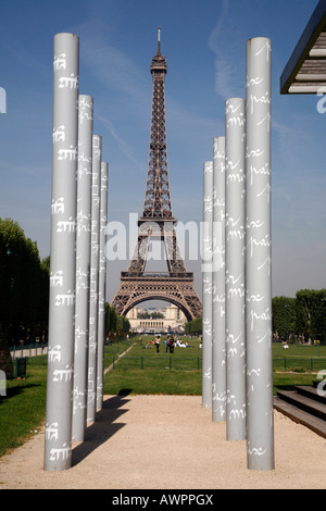 Blick auf den Eiffelturm aus "Les Murs De La Paix"-Kunstwerk am Place Joffre, Paris, Frankreich, Europa Stockfoto