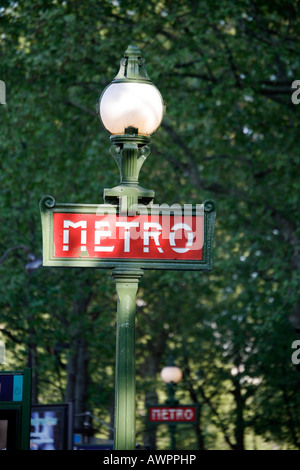 U-Bahn-Schild am Daumesnil Station in Paris, Frankreich, Europa Stockfoto