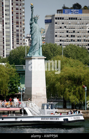 Freiheitsstatue und ein Bateaux Mouches Sightseeing-Boot auf der Seine in Paris, Frankreich, Europa Stockfoto