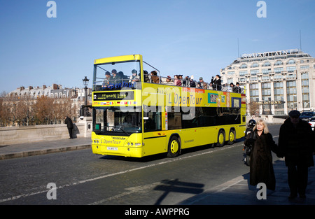 Öffentliche Verkehrsmittel Bus In Paris, Frankreich Stockfoto, Bild ...