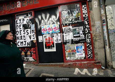 Frau zu Fuß entlang der Rue de Menilmontant, Paris, Frankreich, Europa Stockfoto