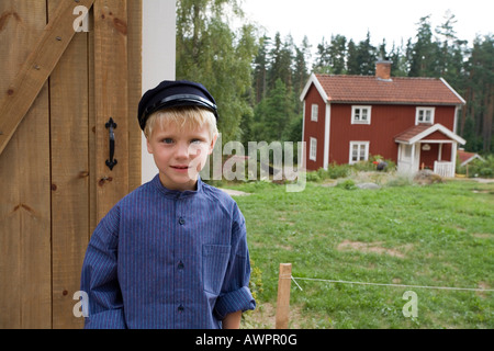 Junge gekleidet wie eine Romanfigur bei Dreharbeiten Lage und ehemalige Heimat von Astrid Lindgren in Katthult/Gibberyd, Schweden, Stockfoto