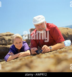 Älteres Paar auf Felsen, Ebene Oberflächenansicht liegend Stockfoto