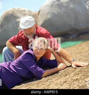 Älteres paar ruht auf Felsen, Porträt Stockfoto