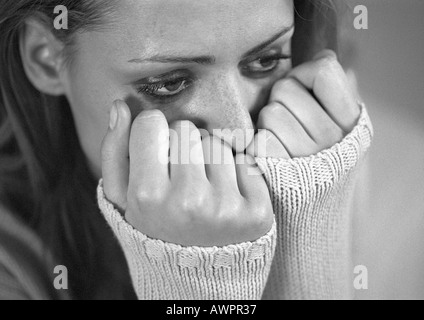 Frau mit Händen bedeckte unteren Gesicht, Nahaufnahme, b&w Stockfoto